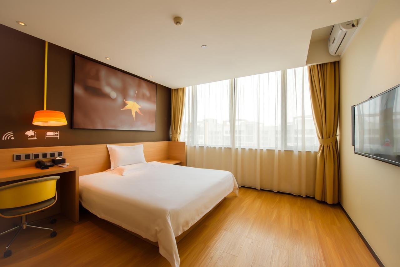 Iu Hotel Urumqi Shinianzi Bus Station Экстерьер фото